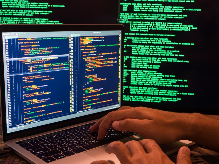 Qué es el stalkerware, la app espía
