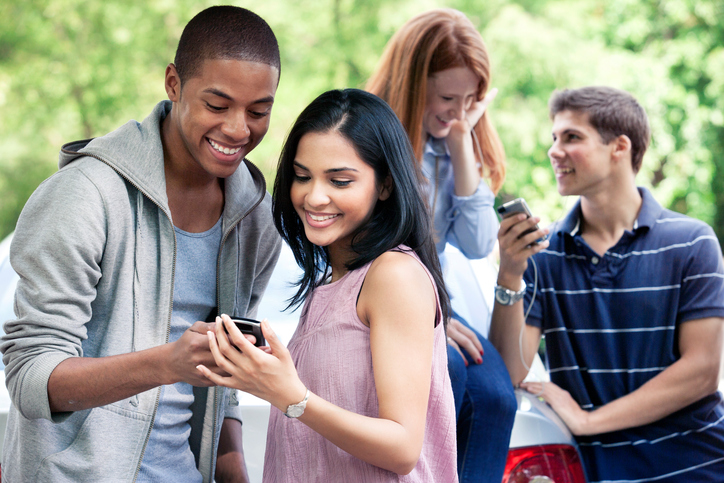 Cómo son los Millennials, jóvenes conectados al móvil